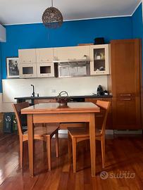 Cucina con Tavolo e sedie in legno 