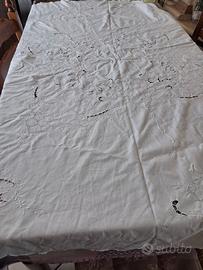 Tovaglia rotonda vintage con ricami a intaglio