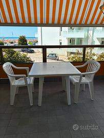 Tavolo con 2 sedie