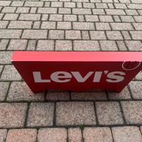 Levis insegna in legno