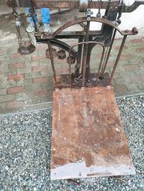 vecchia bilancia in ferro e  legno