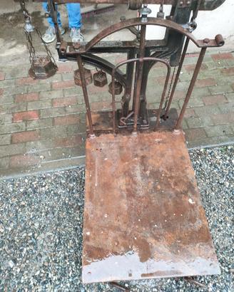 vecchia bilancia in ferro e  legno
