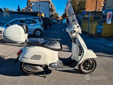 Vespa bianca 300 gts abs