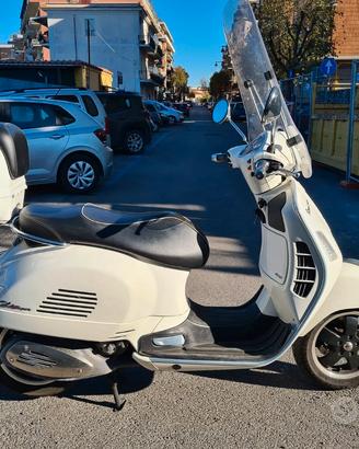 Vespa bianca 300 gts abs