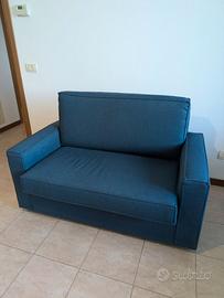 divano blu a 2 posti