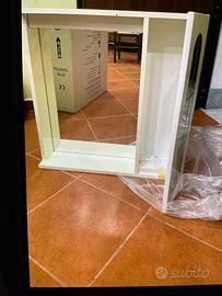 Specchio per bagno con anta, mensole e luce