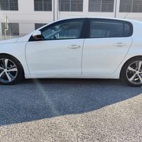 Peugeot 308 1.5 diesel con gancio traino a scompar