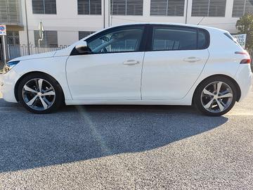 Peugeot 308 1.5 diesel con gancio traino a scompar