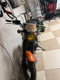 Moto yamaha inutilizzata nuova con molti accessori