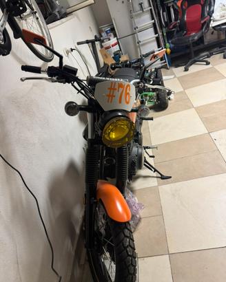 Moto yamaha inutilizzata nuova con molti accessori