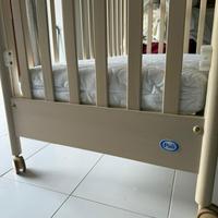 Lettino con sponde e materasso