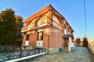 VILLA BIFAMILIARE CON AMPIO GIARDINO E MAGAZZINO