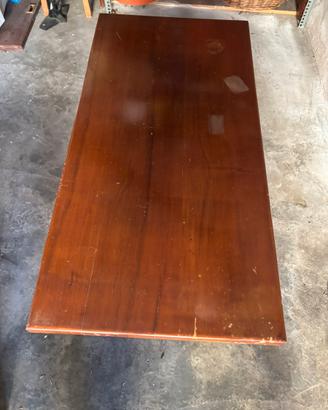 Tavolino in legno, vecchio appendono e portafiori