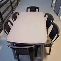 Tavolo da esterno o internoin plastica con 6 sedie
