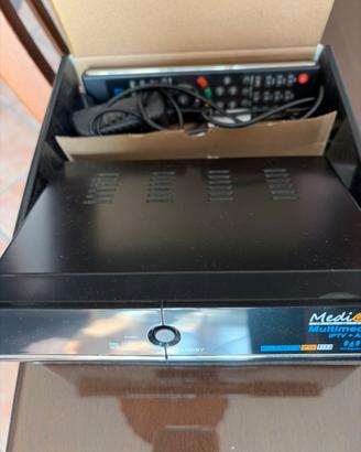 Decoder più due antenne paraboliche.