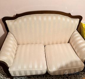Divano e poltrone bianche