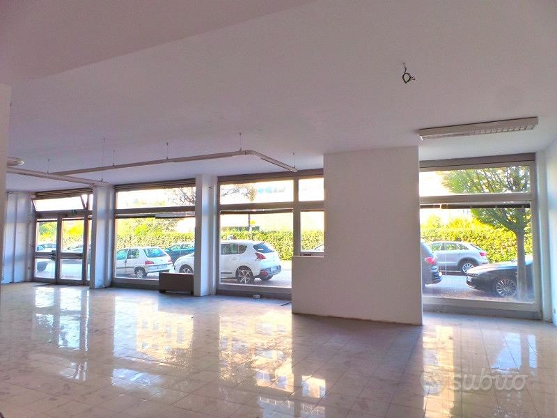 Ufficio open space con archivio