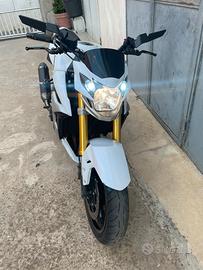 Suzuki gsr 750