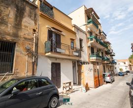 Trilocale con terrazzo in zona arenella