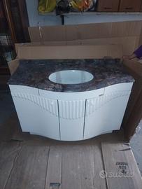 Mobile bagno curvo con top in marmo e specchiera