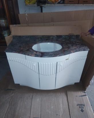 Mobile bagno curvo con top in marmo e specchiera