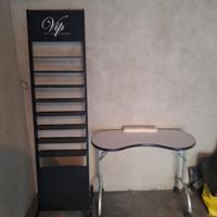 scaffale smalti e prodotti estetica e tavolino