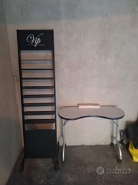 scaffale smalti e prodotti estetica e tavolino