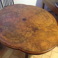 Tavolo inglese dell’800, in radica di noce .