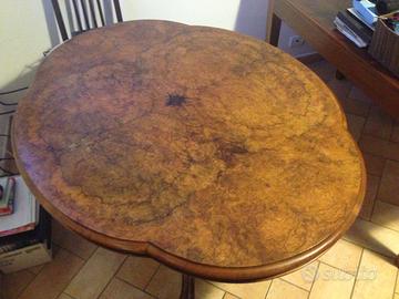 Tavolo inglese dell’800, in radica di noce .