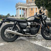 Triumph Street Twin - tagliandata e accesoriata