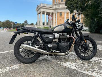 Triumph Street Twin - tagliandata e accesoriata