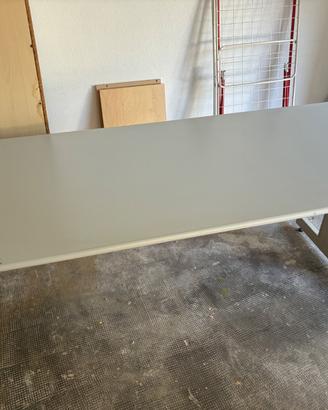 scrivania molto solida 200*80cm