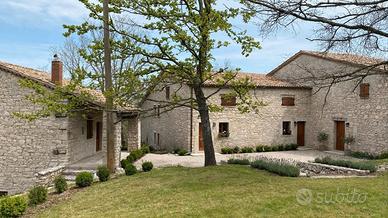 Borgo rurale con annessi mq 15000 di terreno