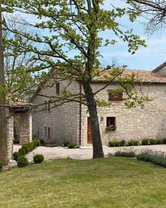 Borgo rurale con annessi mq 15000 di terreno
