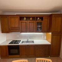 Cucina in legno completa di elettrodomestici