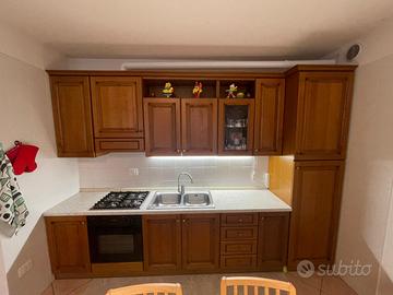 Cucina in legno completa di elettrodomestici