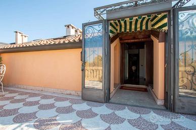 Appartamento di 225 m² con più di 5 locali e box a