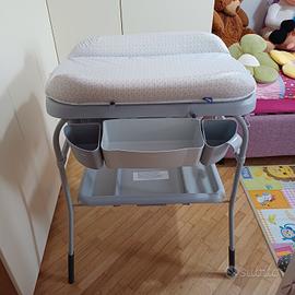 Fasciatoio con vaschetta per il bagnetto 