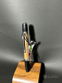 Penna artigianale in legno lavorata al tornio