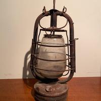 Lanterna vintage in ferro e vetro opaco