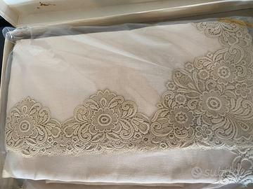 Tovaglia in puro lino con eleganti ricami floreali