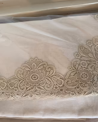 Tovaglia in puro lino con eleganti ricami floreali