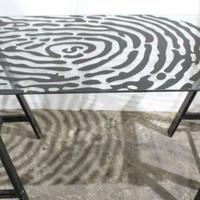 Piano in vetro con decoro impronta digitale