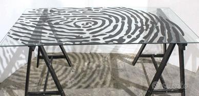 Piano in vetro con decoro impronta digitale