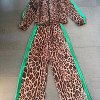 Tuta maculata con bande verde sul laterale