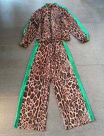 Tuta maculata con bande verde sul laterale