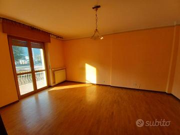 Appartamento di mq8o da ristrutturare, cantina e g