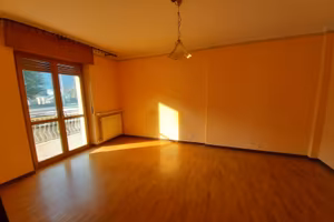 Appartamento di mq8o da ristrutturare, cantina e g