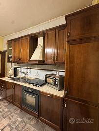 Cucina in legno, con tavolo e credenza