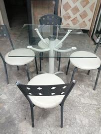 Tavolo con sedie